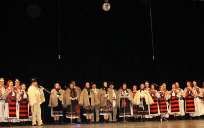 Ansamblurile folclorice „Flori din Maramureș” din Baia Mare și „Măgura „ din Cernești – cu colinde în țară