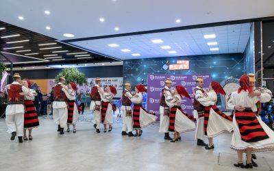 Ansamblul ,,Flori din Maramureş” cu colinda de Moș Nicolae